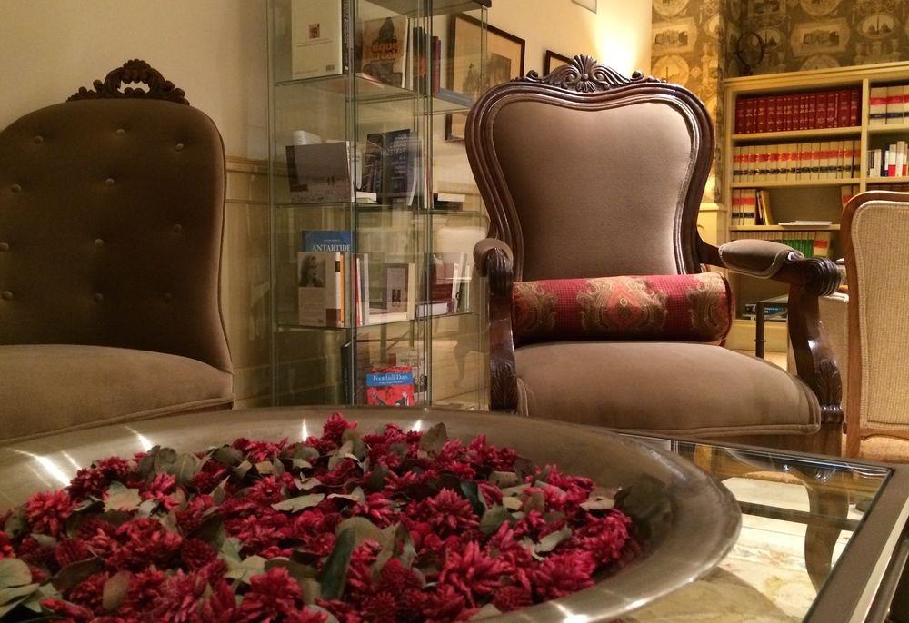 グラン ホテル ラ ペルラ パンプローナ エクステリア 写真 A traditional Iranian table setting