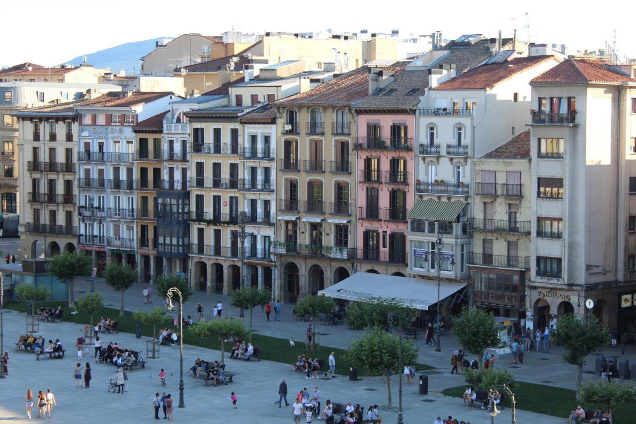 グラン ホテル ラ ペルラ パンプローナ エクステリア 写真 The Plaza de la Virgen