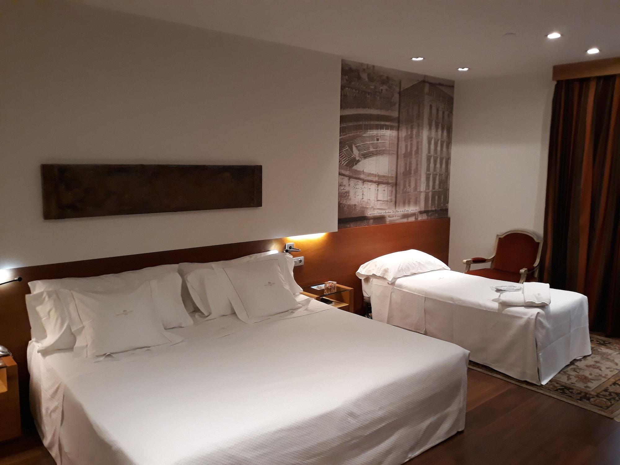 グラン ホテル ラ ペルラ パンプローナ エクステリア 写真 A room at the hotel