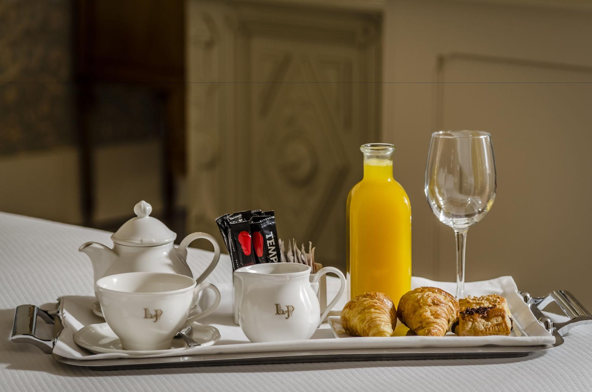 グラン ホテル ラ ペルラ パンプローナ エクステリア 写真 Room service tray