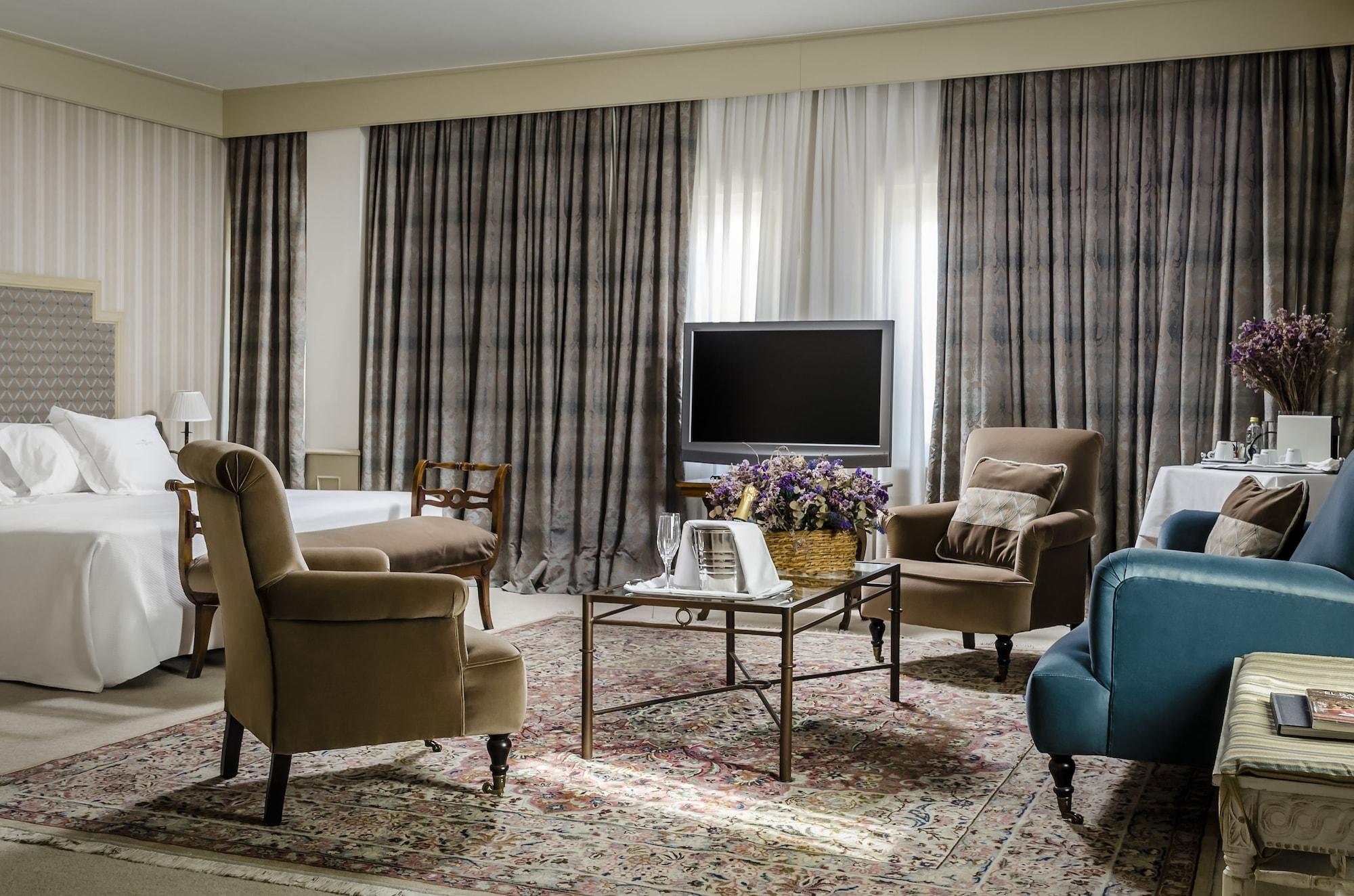 グラン ホテル ラ ペルラ パンプローナ エクステリア 写真 A living room