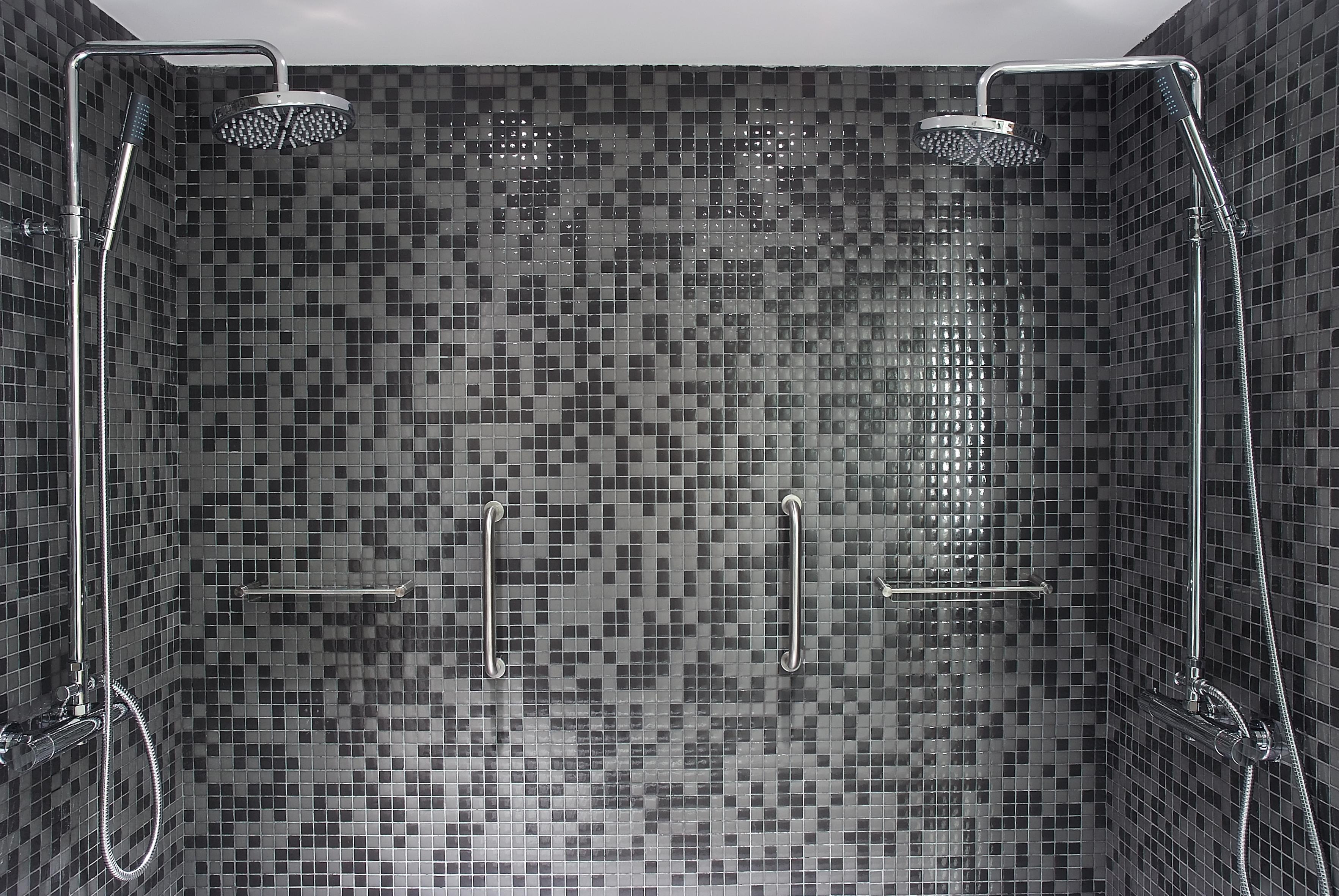 グラン ホテル ラ ペルラ パンプローナ エクステリア 写真 A shower with two shower heads