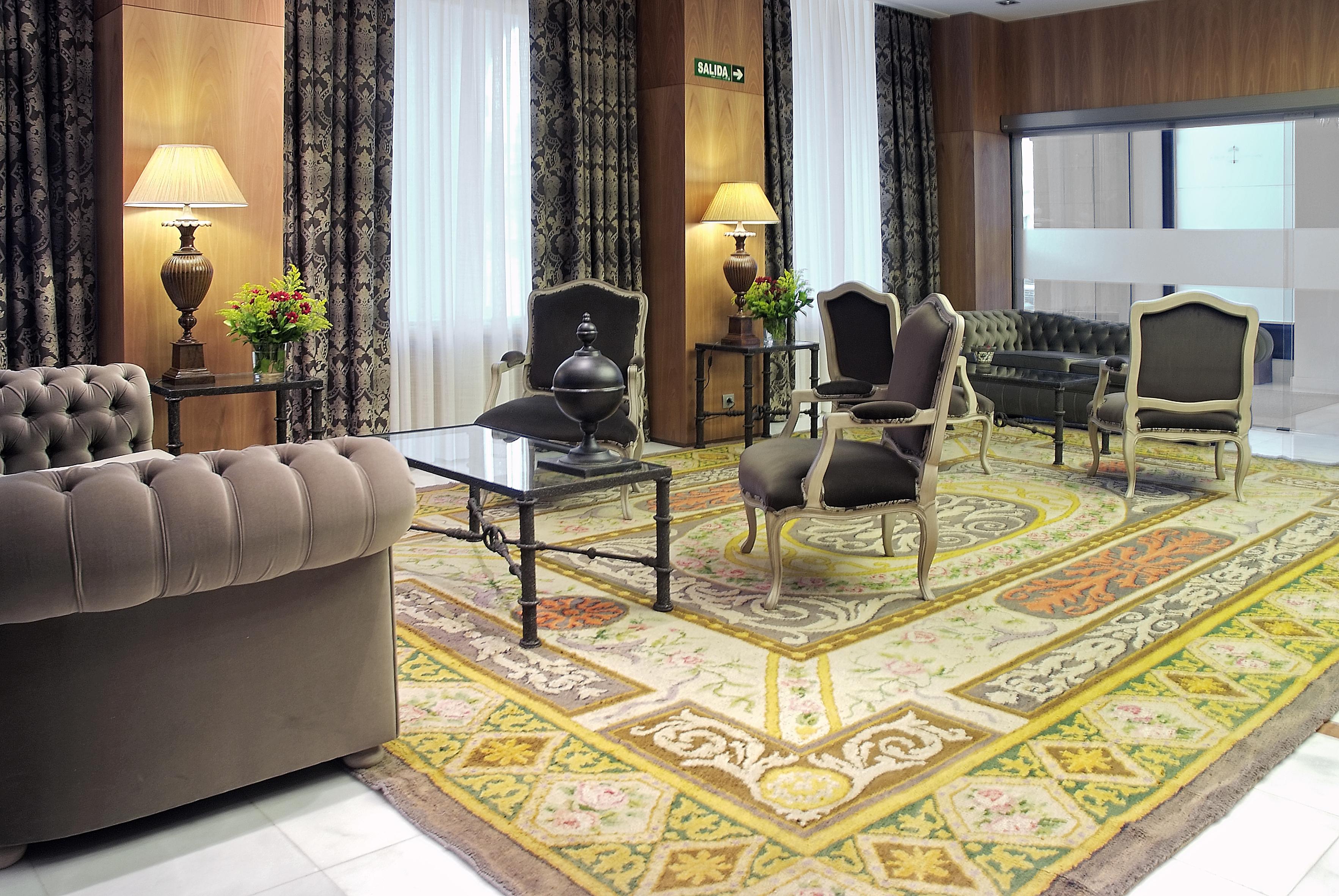 グラン ホテル ラ ペルラ パンプローナ エクステリア 写真 A carpet in a hotel lobby