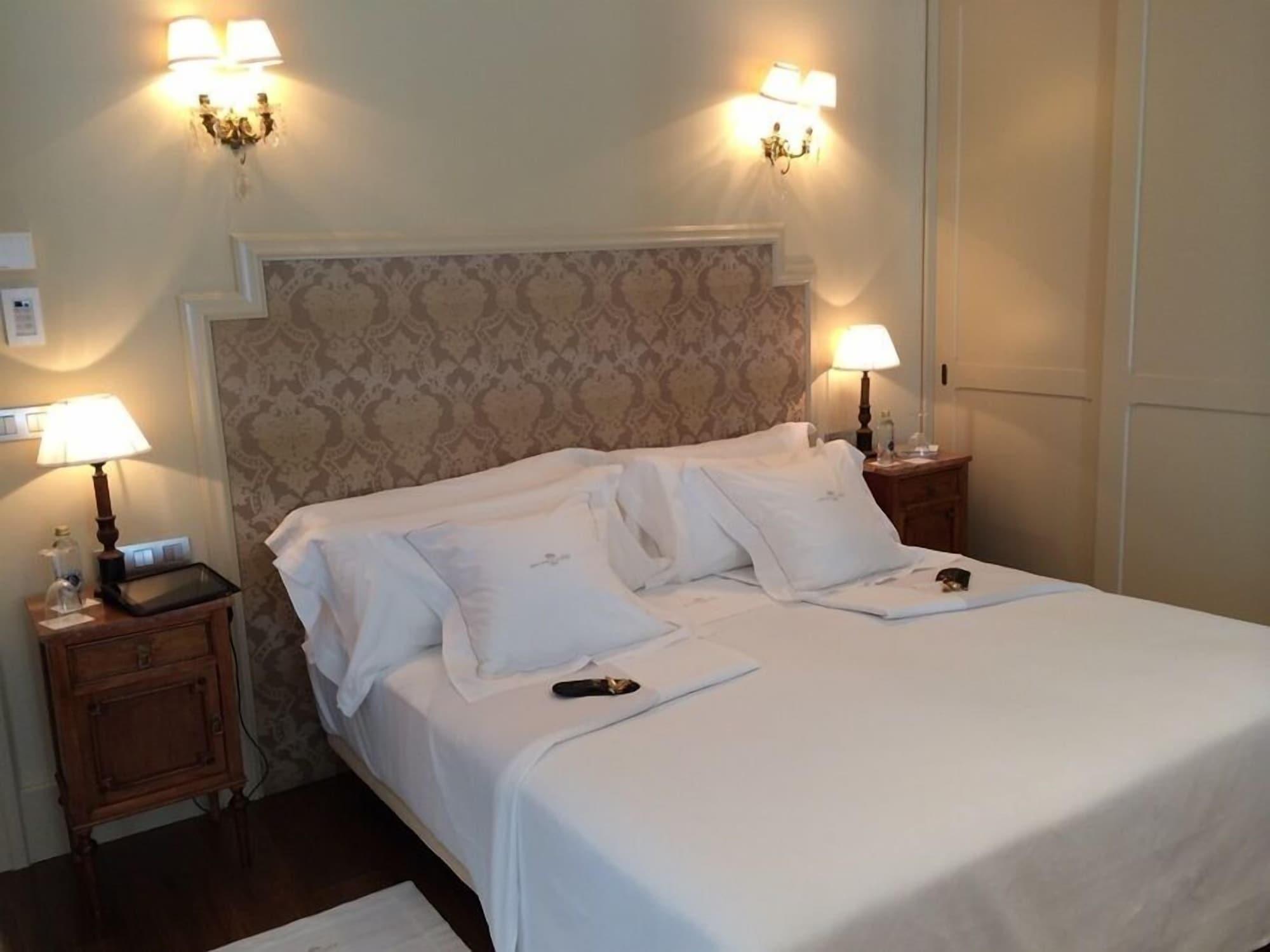 グラン ホテル ラ ペルラ パンプローナ エクステリア 写真 A bedroom at the hotel