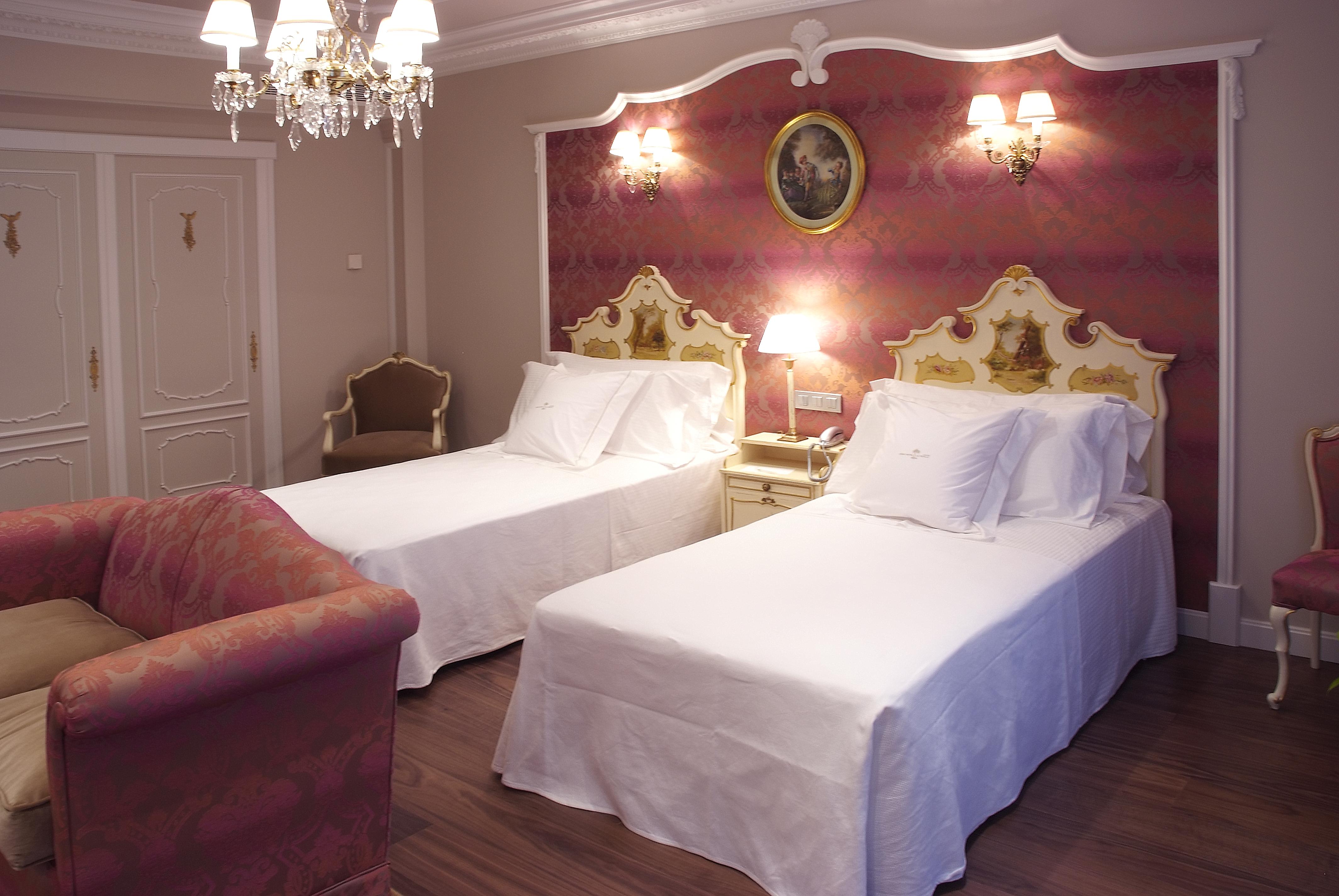 グラン ホテル ラ ペルラ パンプローナ エクステリア 写真 A room at the hotel