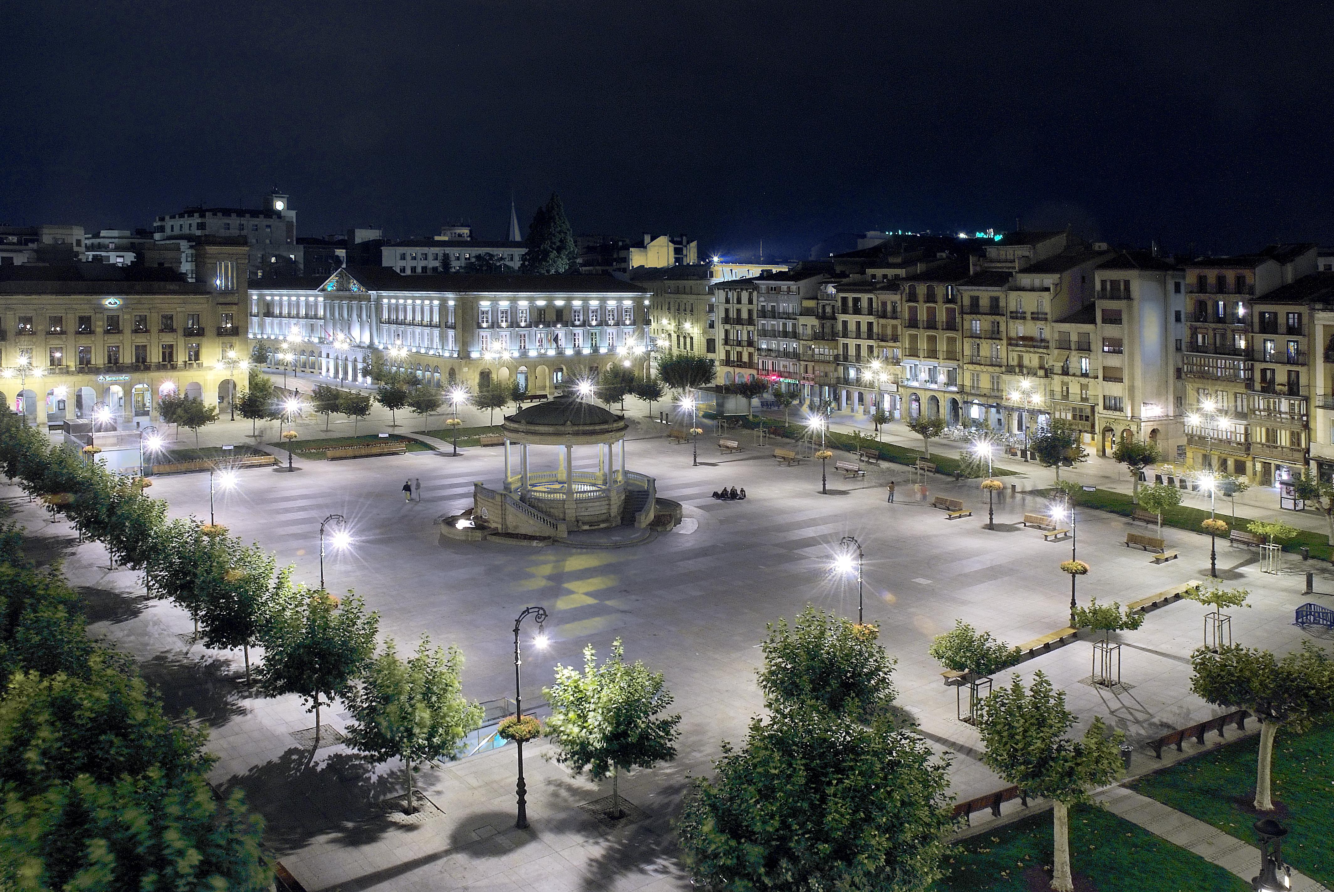 グラン ホテル ラ ペルラ パンプローナ エクステリア 写真 Piazza del Popolo